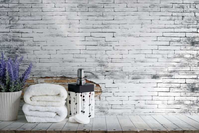 16 inspirujących pomysłów na aranżację łazienki z białą i czerwoną cegłą na ścianie