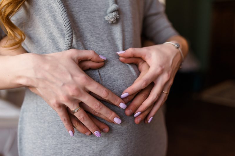 Manicure hybrydowy a ciąża: czy można bez obaw?