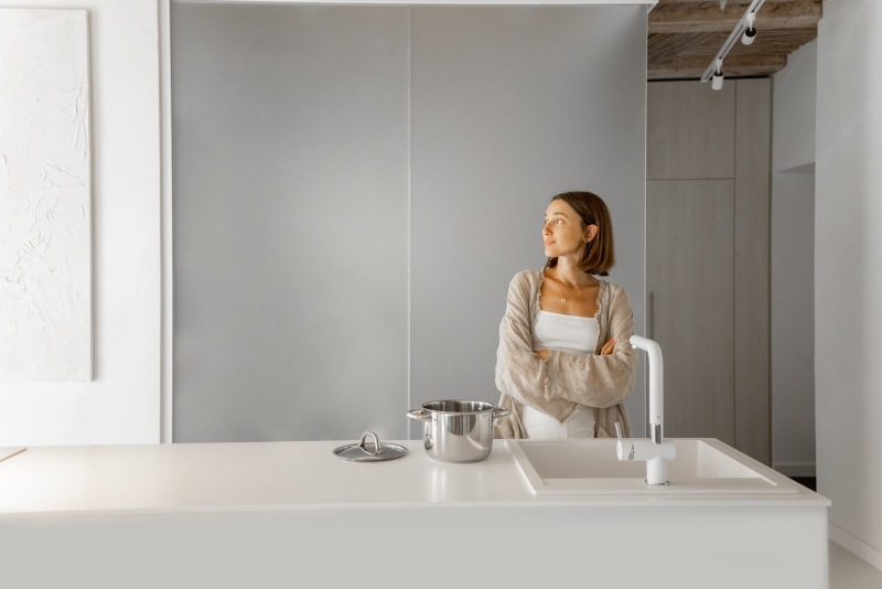 Minimalistyczne wnętrza – 10 inspirujących aranżacji kuchni w odcieniach bieli i szarości